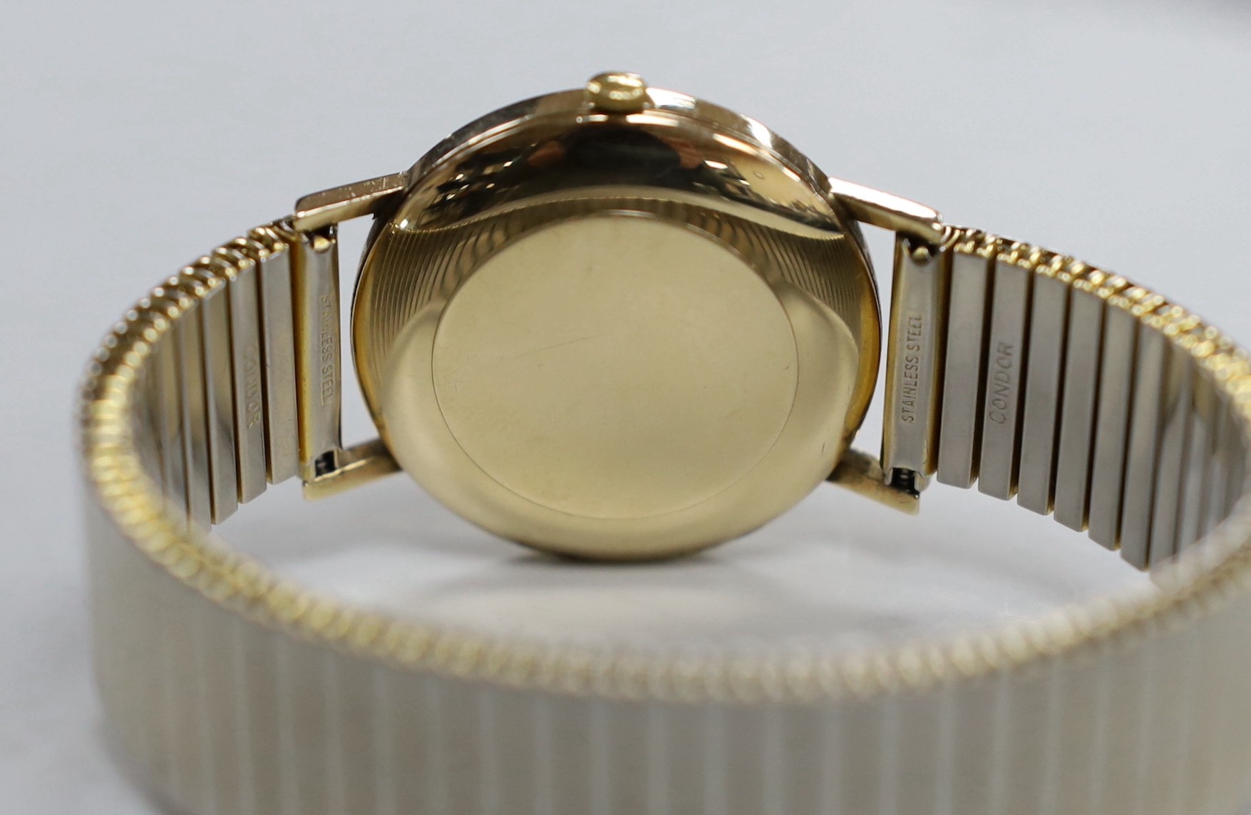A gentleman's 9ct gold Longines automatic wrist watch, with date aperture, on associated gold plated bracelet, case diameter 35mm.